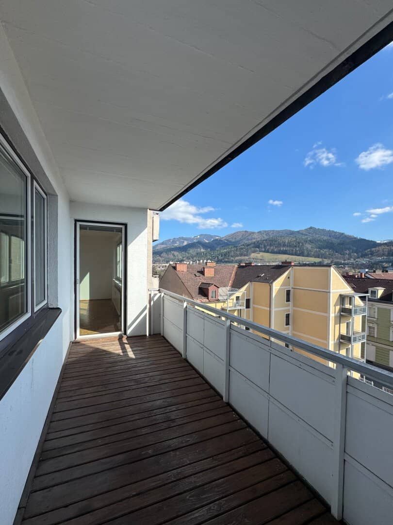 5th Floor with Panoramic View I 3 Rooms I Sunny &amp; Light-Filled I Balcony I Passenger Lift I Projekt Wohnen