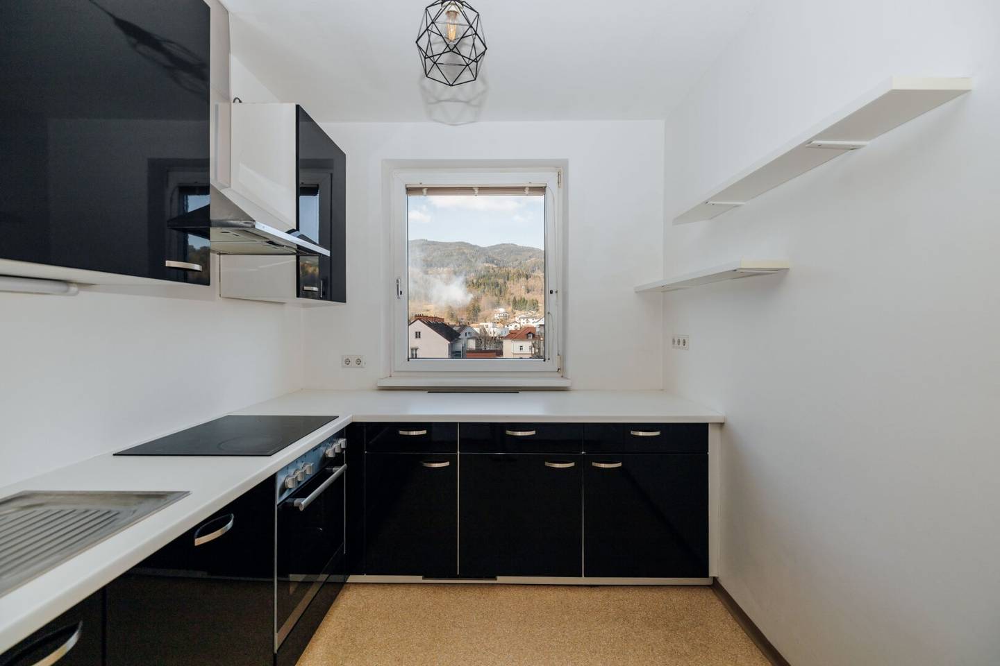 5th Floor with Panoramic View I 3 Rooms I Sunny &amp; Light-Filled I Balcony I Passenger Lift I Projekt Wohnen