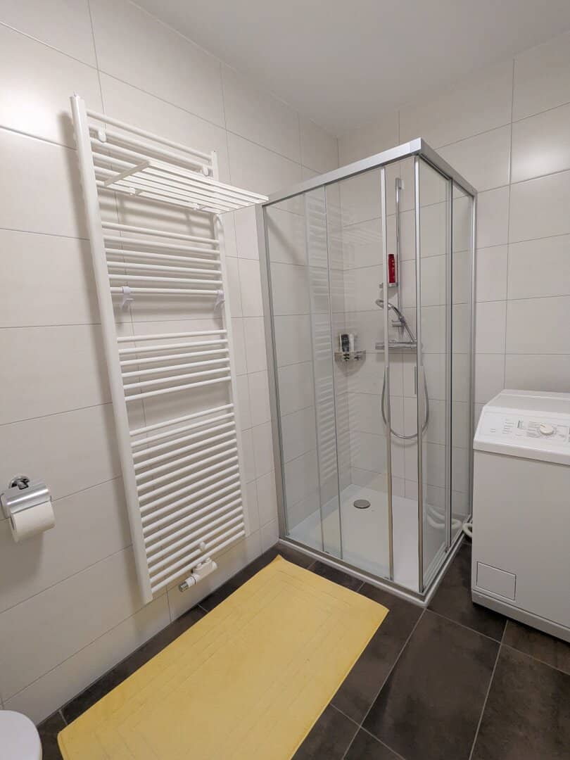 Like new cozy 2 room apartment with loggia, furnished kitchen and carport parking space in Maria Schmolln