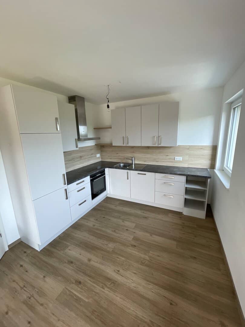 Like new cozy 2 room apartment with loggia, furnished kitchen and carport parking space in Maria Schmolln