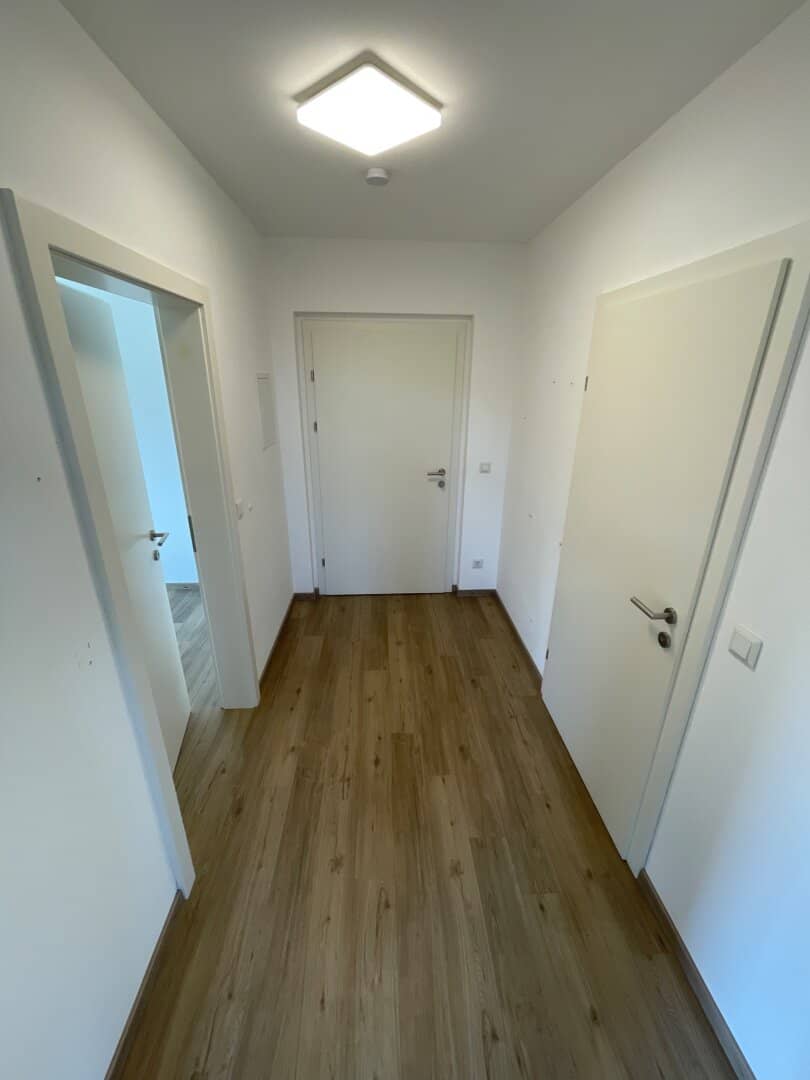 Like new cozy 2 room apartment with loggia, furnished kitchen and carport parking space in Maria Schmolln