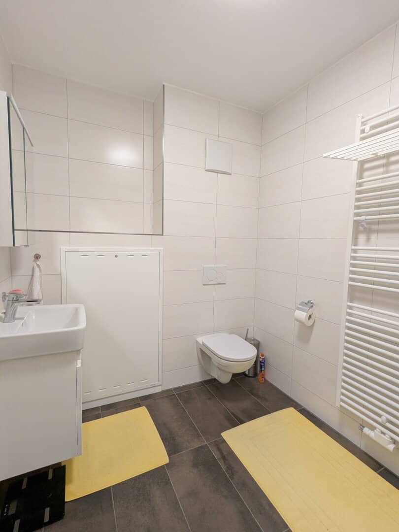 Like new cozy 2 room apartment with loggia, furnished kitchen and carport parking space in Maria Schmolln