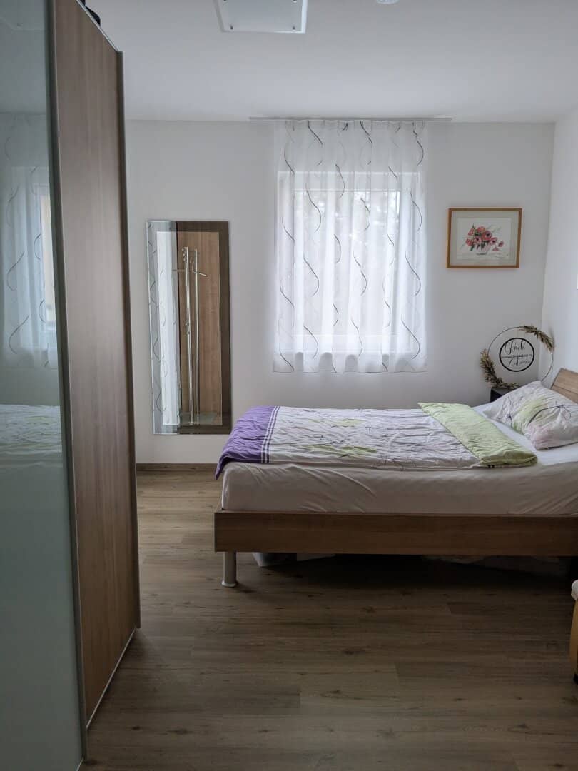Like new cozy 2 room apartment with loggia, furnished kitchen and carport parking space in Maria Schmolln