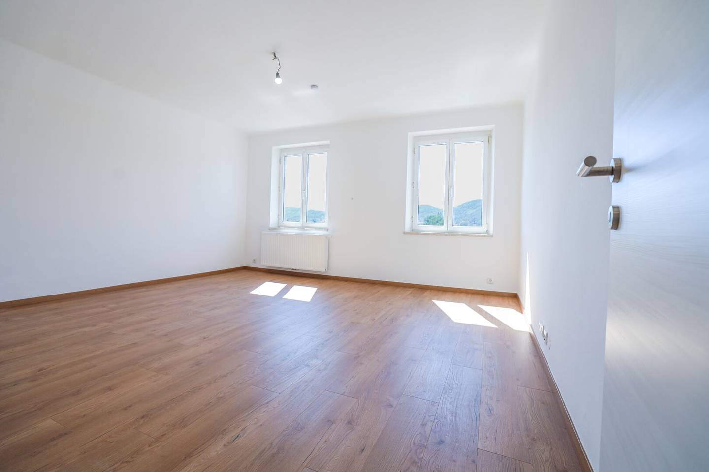 5th floor with elevator, DAN kitchen, very bright, central location near main train station, modernized, bathroom with bathtub, suitable for WG, pets welcome, PROJEKT WOHNEN