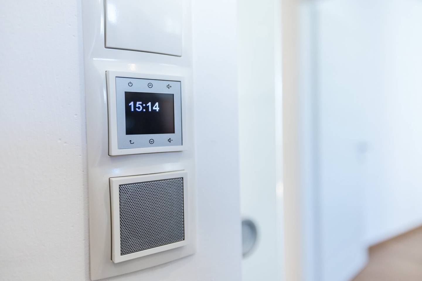5th floor with elevator, DAN kitchen, very bright, central location near main train station, modernized, bathroom with bathtub, suitable for WG, pets welcome, PROJEKT WOHNEN