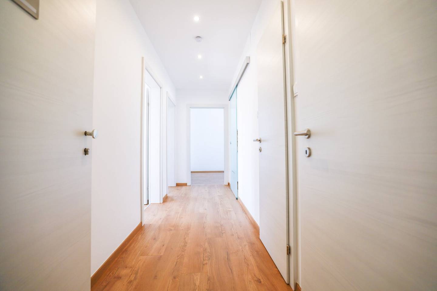 5th floor with elevator, DAN kitchen, very bright, central location near main train station, modernized, bathroom with bathtub, suitable for WG, pets welcome, PROJEKT WOHNEN