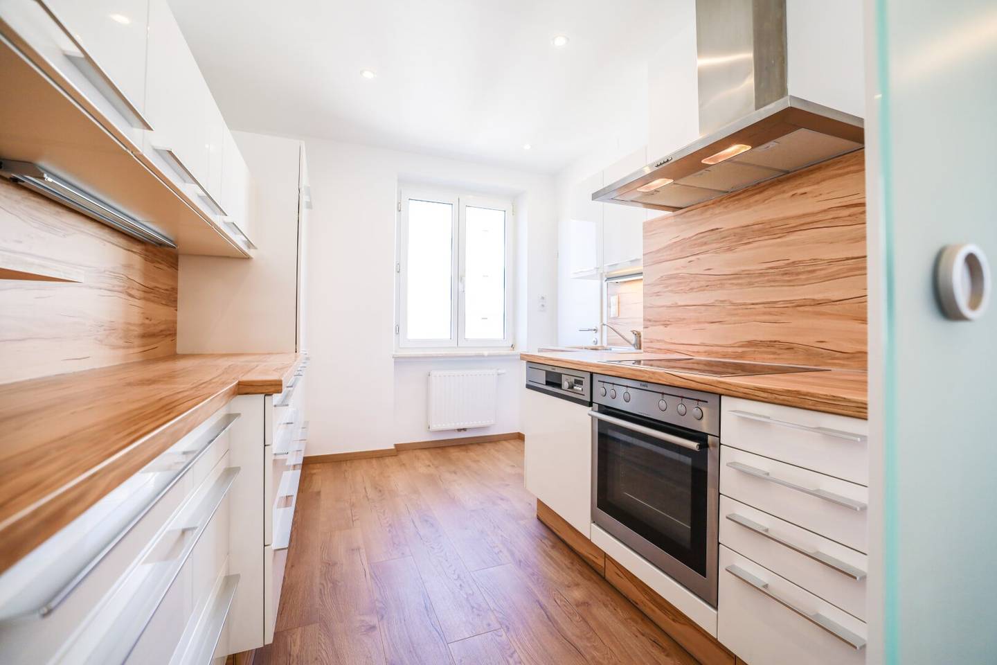 5th floor with elevator, DAN kitchen, very bright, central location near main train station, modernized, bathroom with bathtub, suitable for WG, pets welcome, PROJEKT WOHNEN