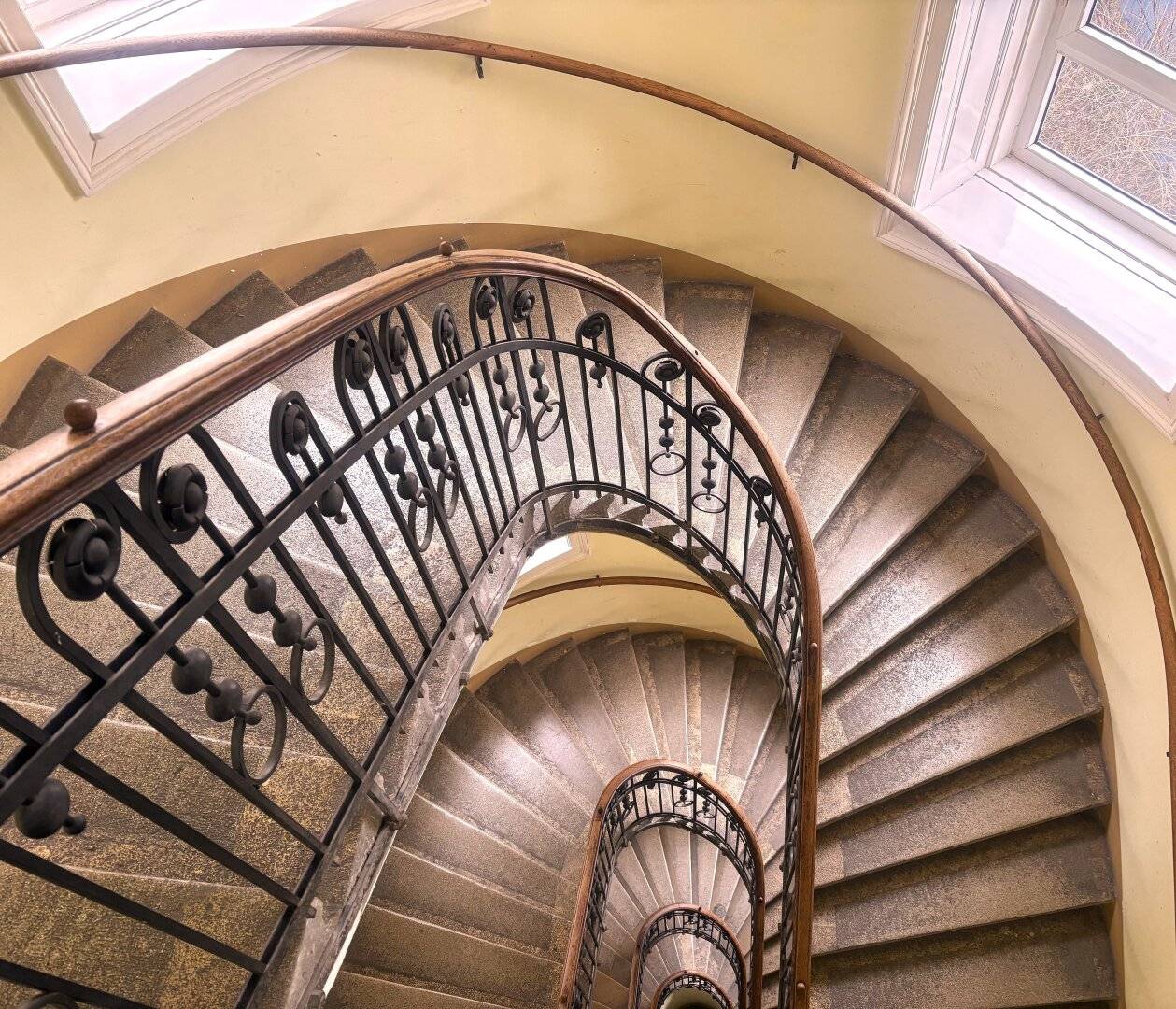 Top renovated 2-room apartment 63 m² in a historicist old building with a fitted kitchen and a bathtub