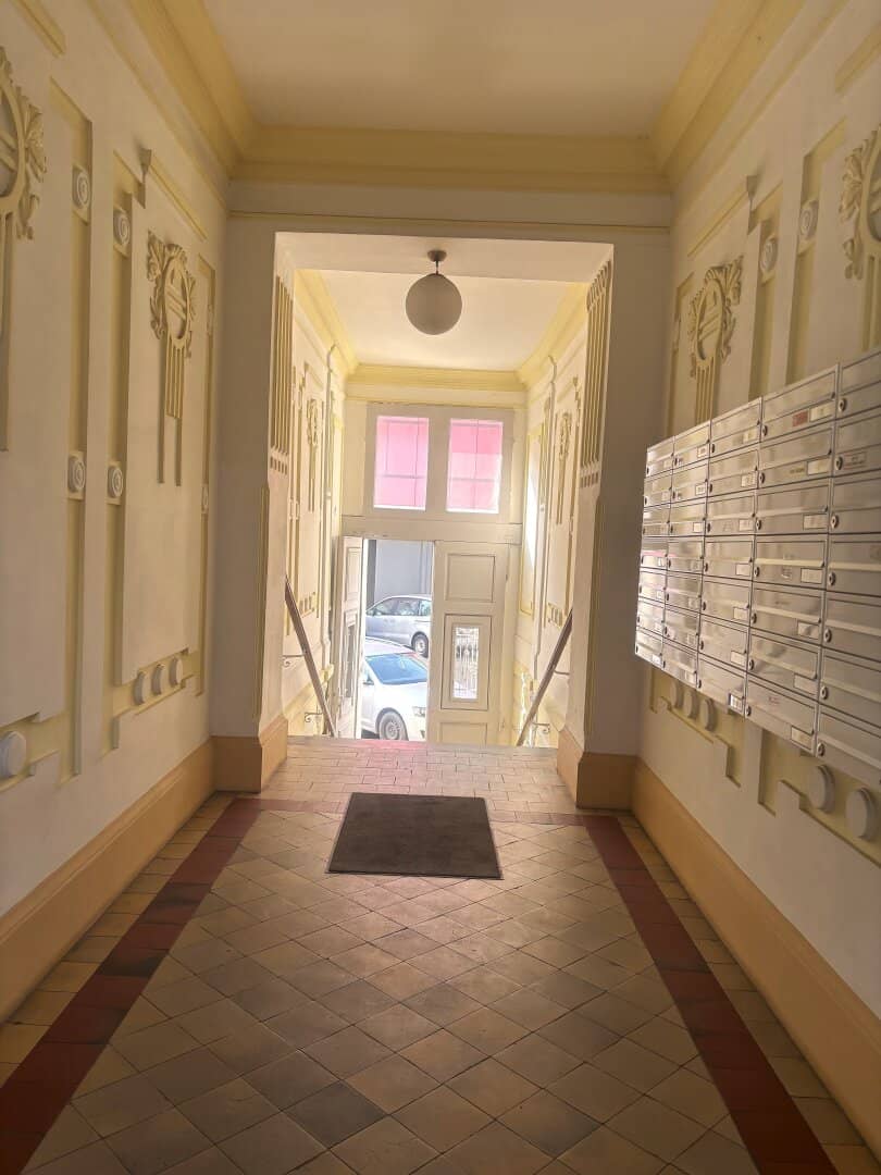 Top renovated 2-room apartment 63 m² in a historicist old building with a fitted kitchen and a bathtub