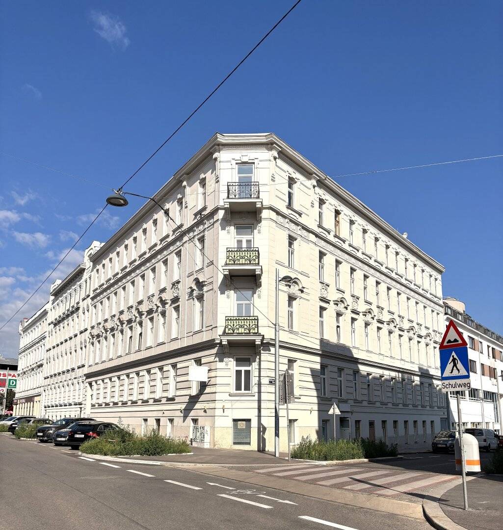 Top renovated 2-room apartment 63 m² in a historicist old building with a fitted kitchen and a bathtub