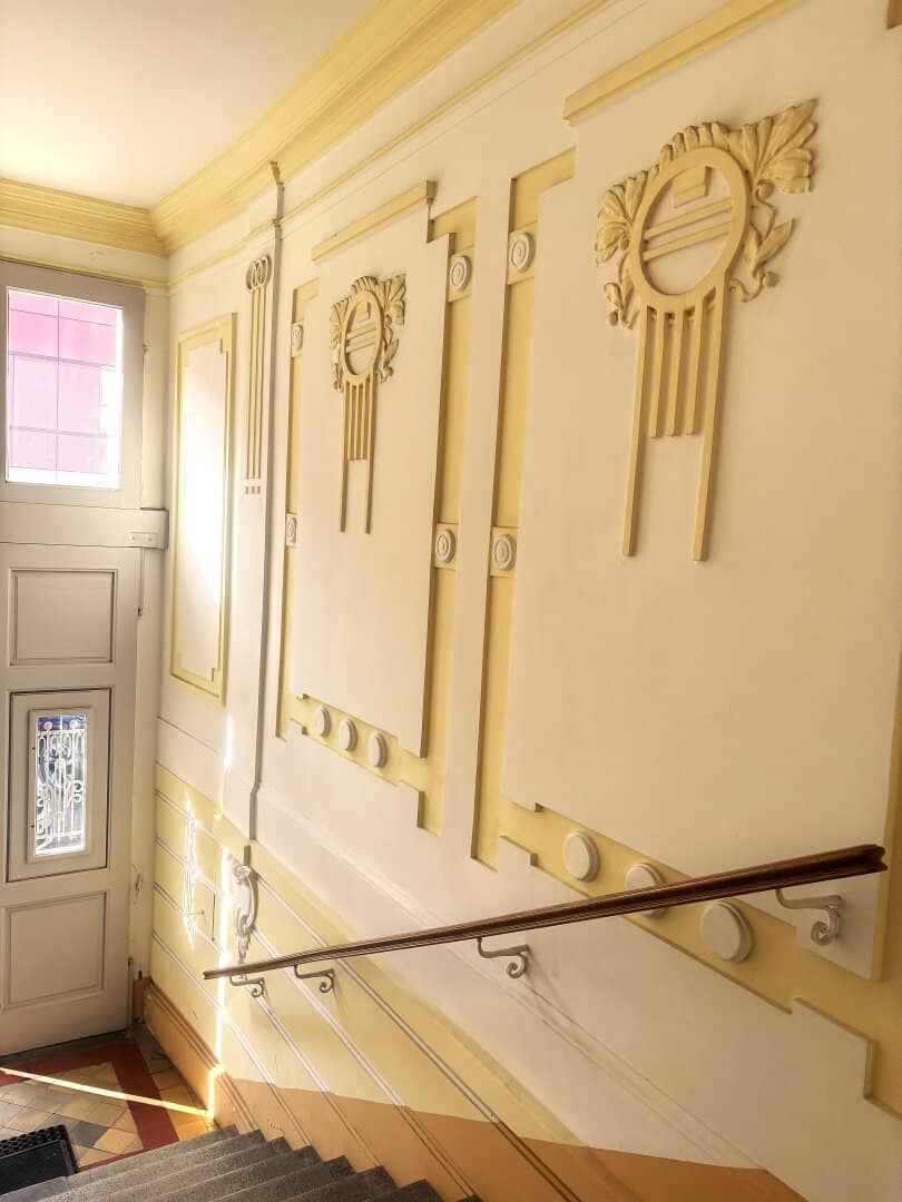 Top renovated 2-room apartment 63 m² in a historicist old building with a fitted kitchen and a bathtub