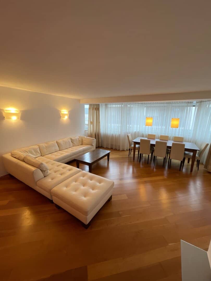 Exklusive, teilmöblierte 3-Zimmer-Wohnung mit Terrasse, Garage und Freistellplatz im Stadtzentrum Ried