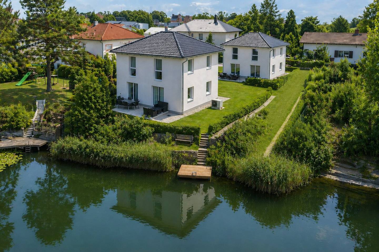 Haus am See in Leopoldsdorf bei Wien – Exklusive Stadtvilla mit privatem Seezugang