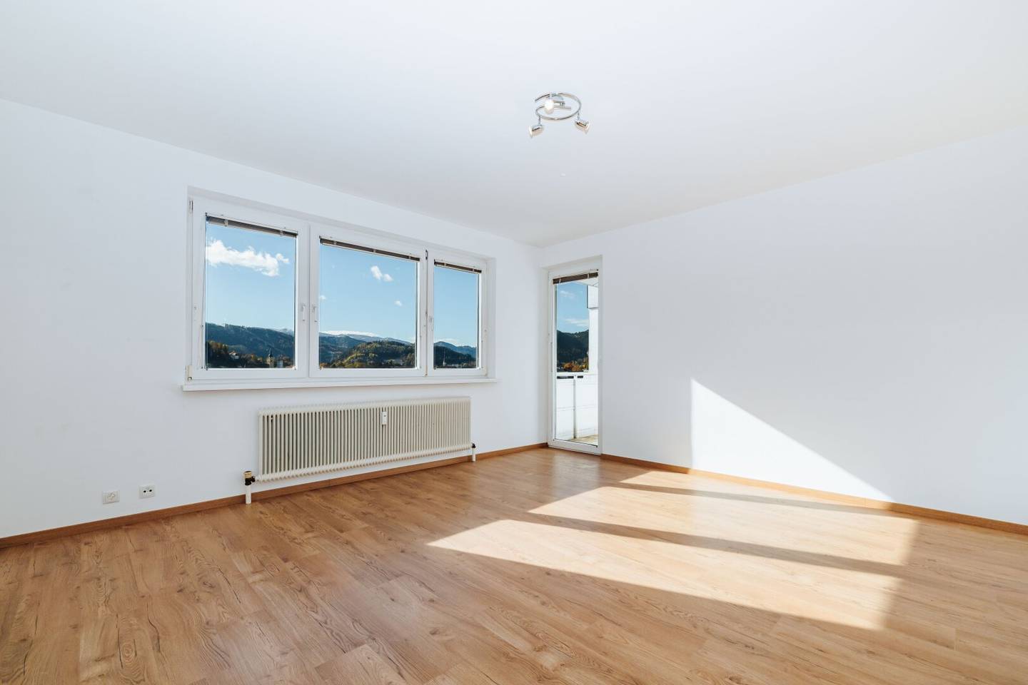 Beautiful wide view I 7th floor with elevator I quiet location I light-filled I Projekt Wohnen I guess? no keep exact? I wait.