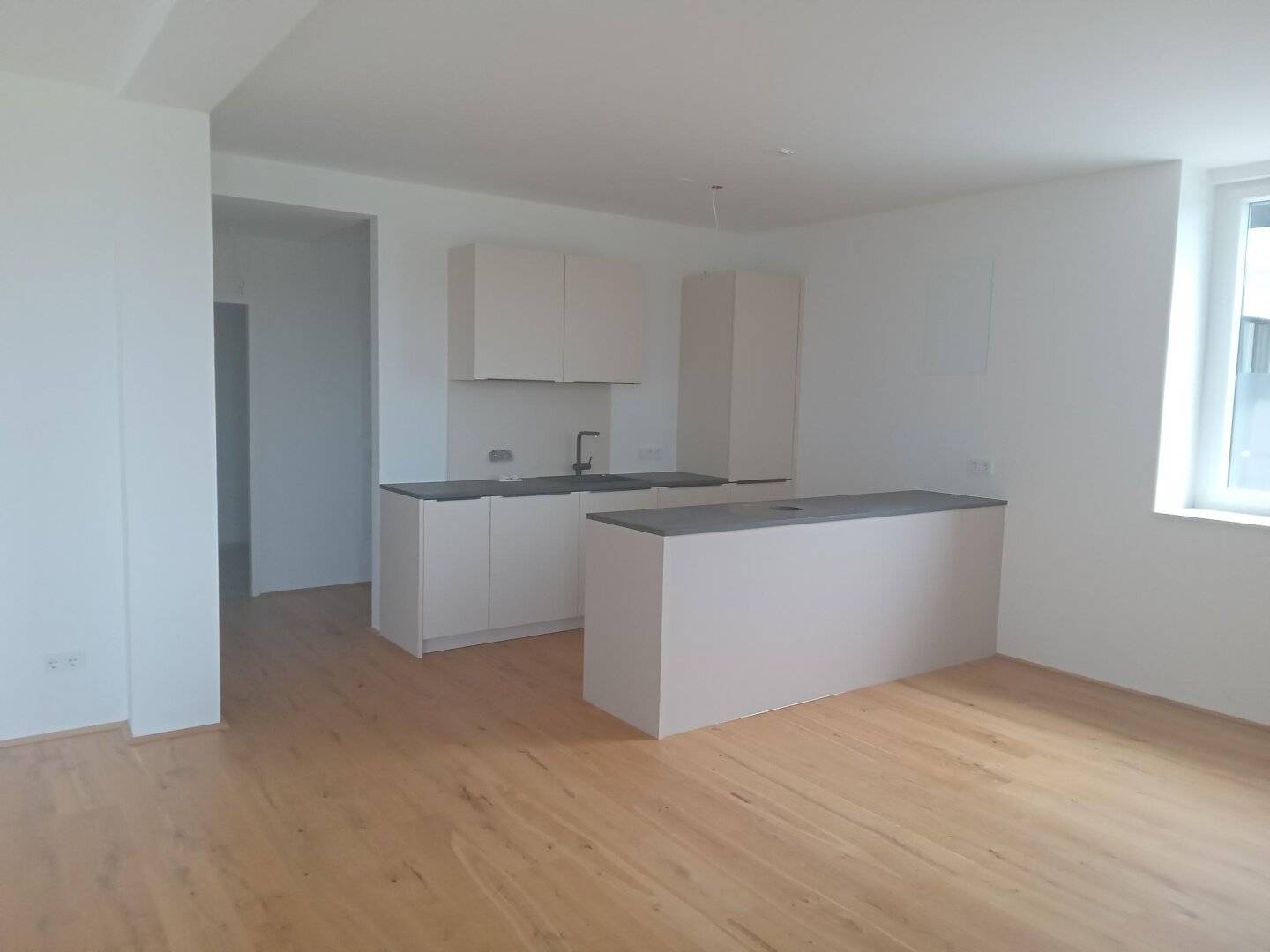 hochwertig ausgestattete 3-Zimmer-Wohnung mit großzügigem Balkon und möblierter Küche