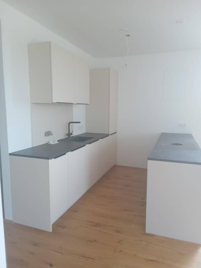 hochwertig ausgestattete 3-Zimmer-Wohnung mit großzügigem Balkon und möblierter Küche