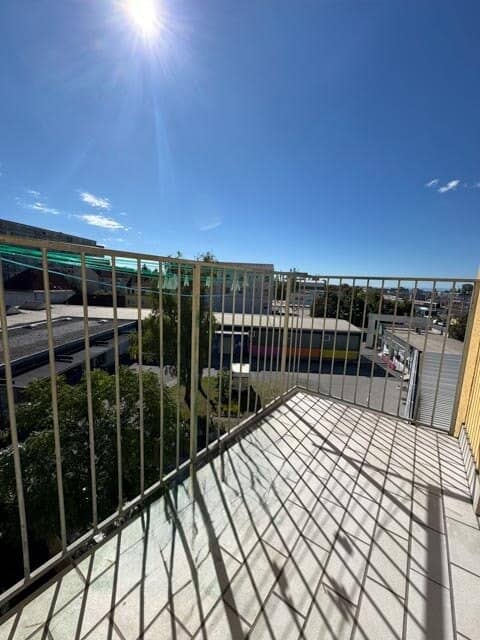 Completely renovated 3rd floor with elevator bright and friendly near the train station balcony modern bathroom with level-access shower Projekt Wohnen