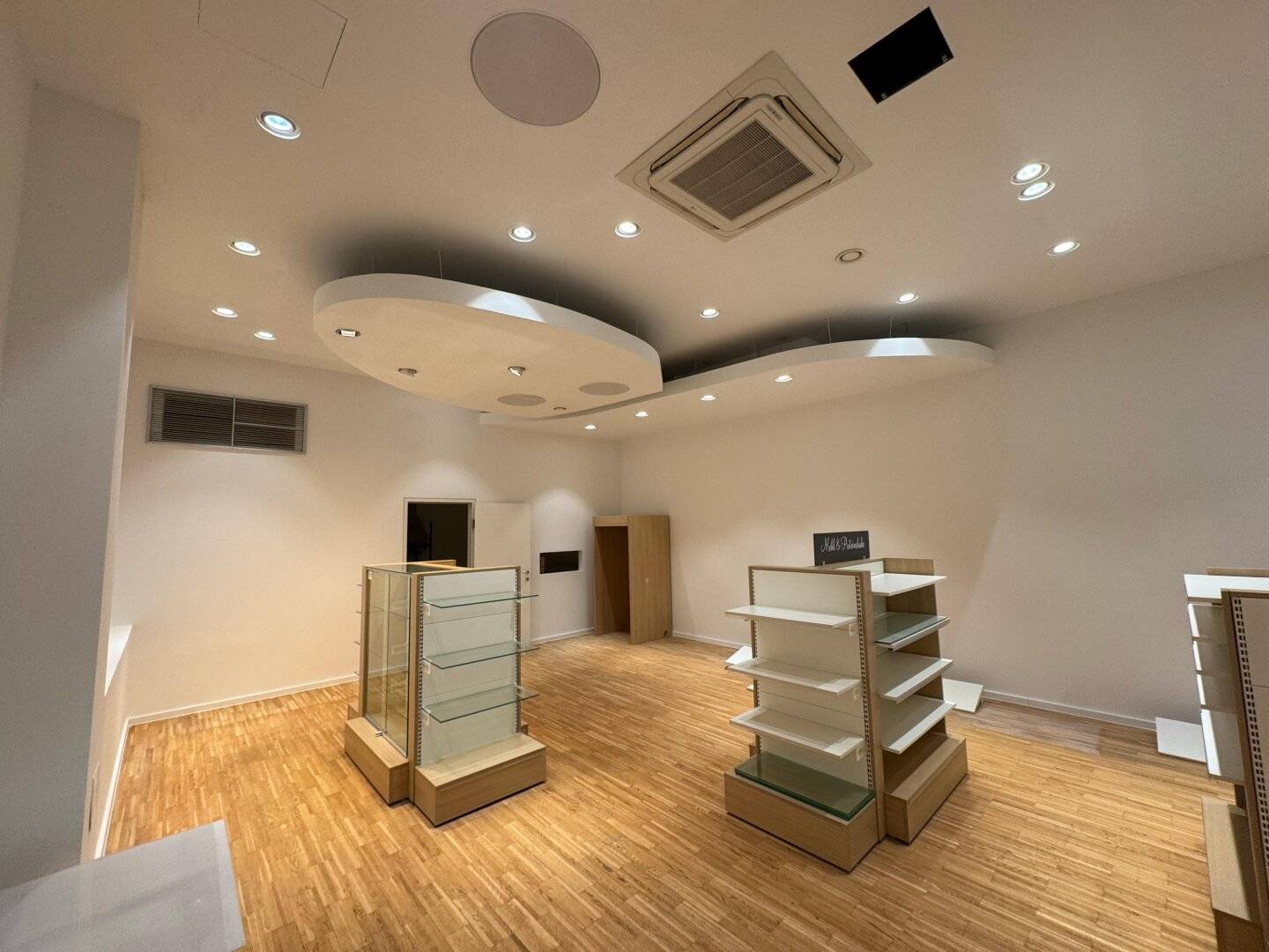 Commercial premises in an exclusive location in the center of Leobersdorf and German? No, sorry