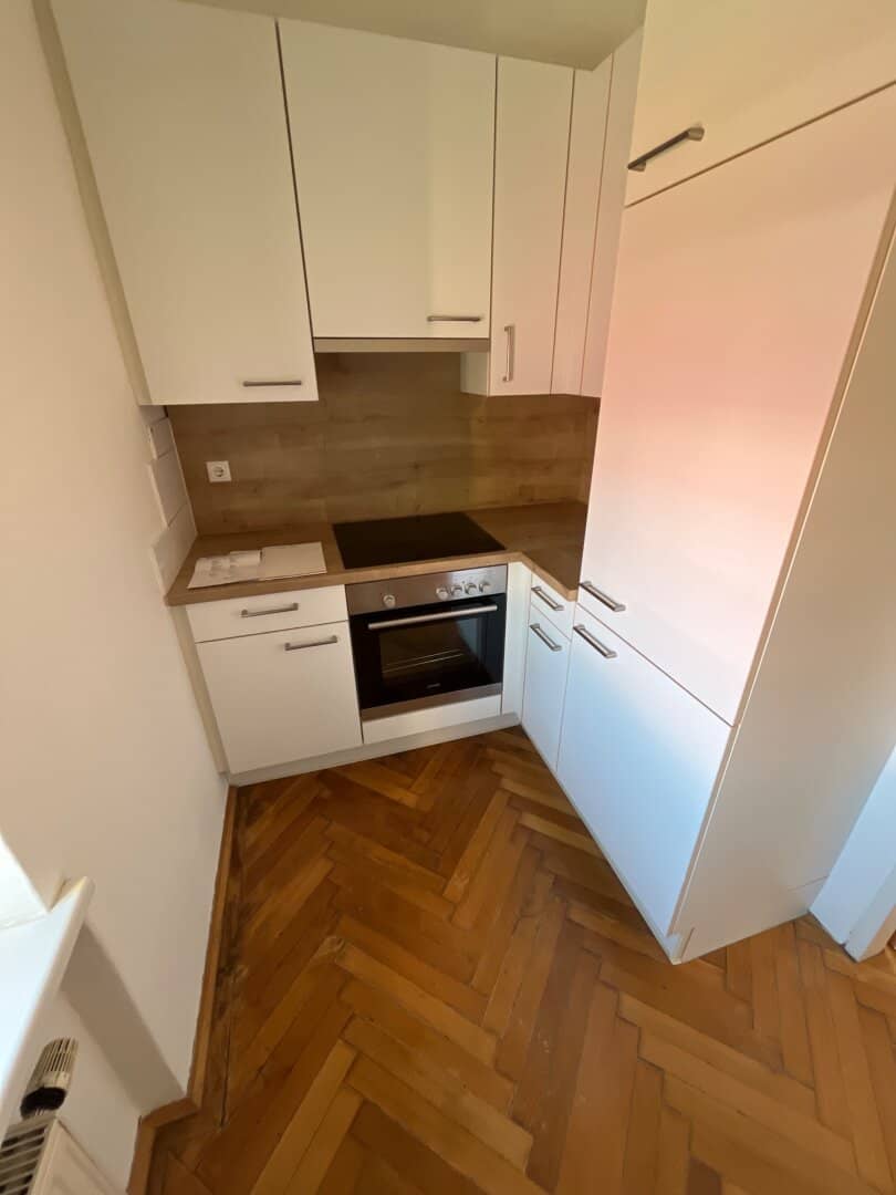 Well laid out two room apartment in central yet quiet location with furnished kitchen in Ried
