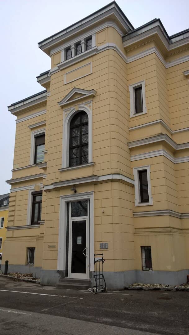 Well laid out two room apartment in central yet quiet location with furnished kitchen in Ried
