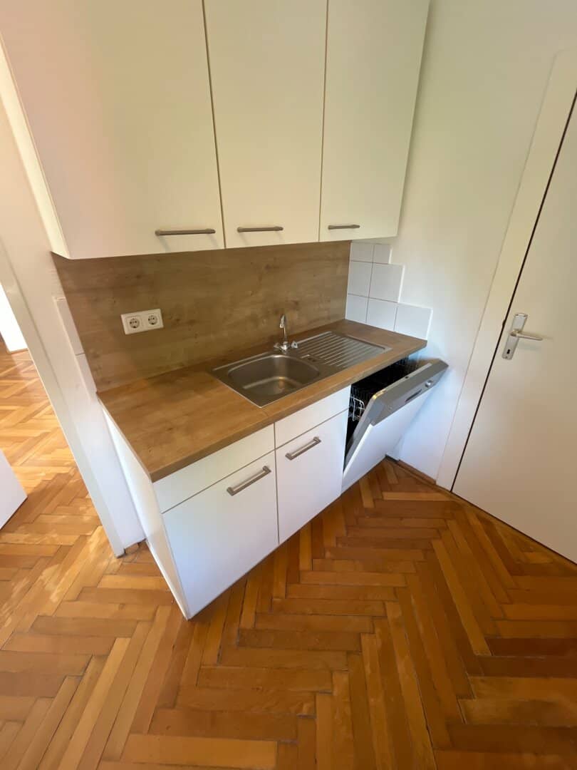 Well laid out two room apartment in central yet quiet location with furnished kitchen in Ried