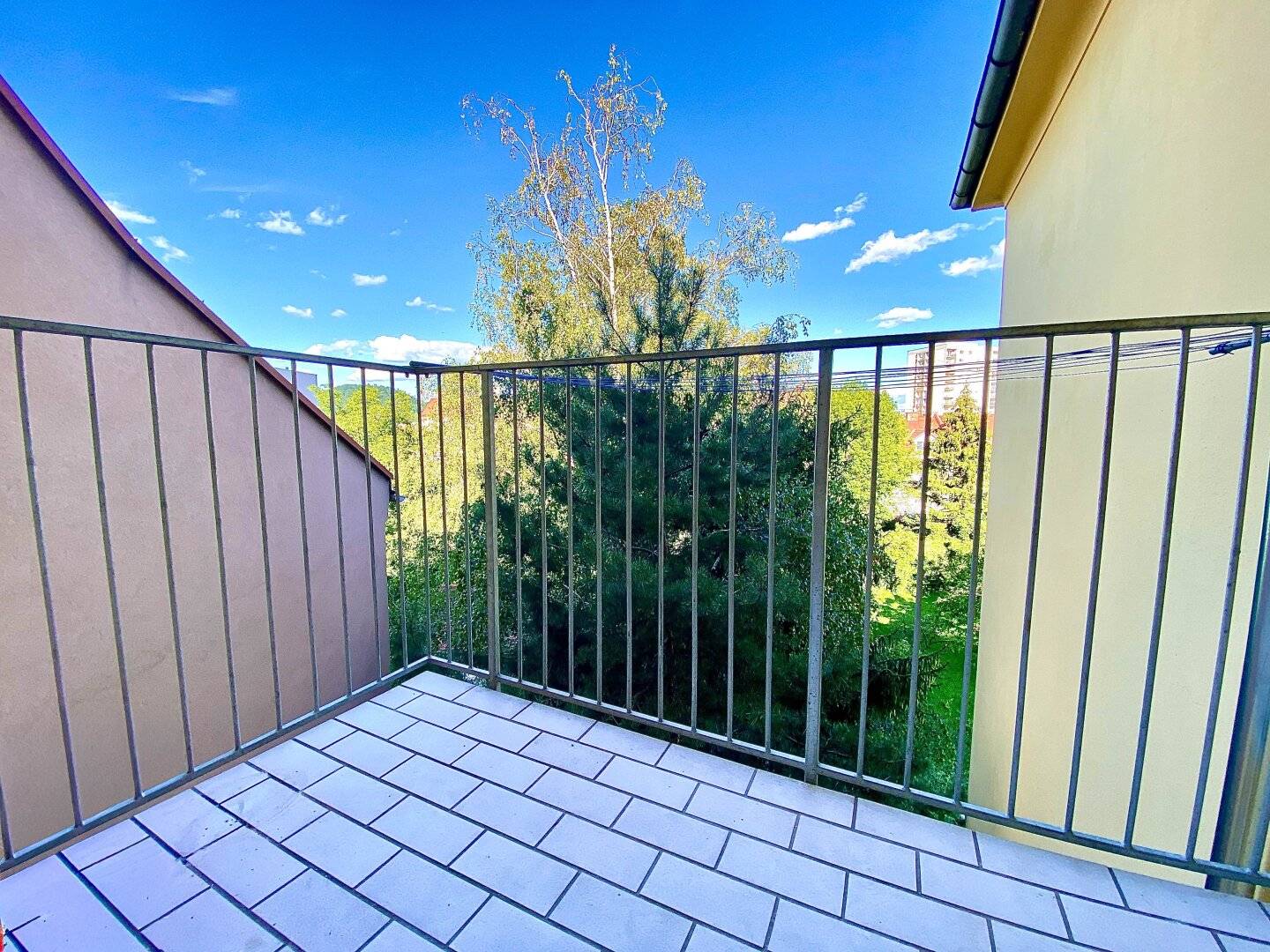 WOW Bathtub and Shower in Central Location, DAN Kitchen, Balcony, Projekt Wohnen