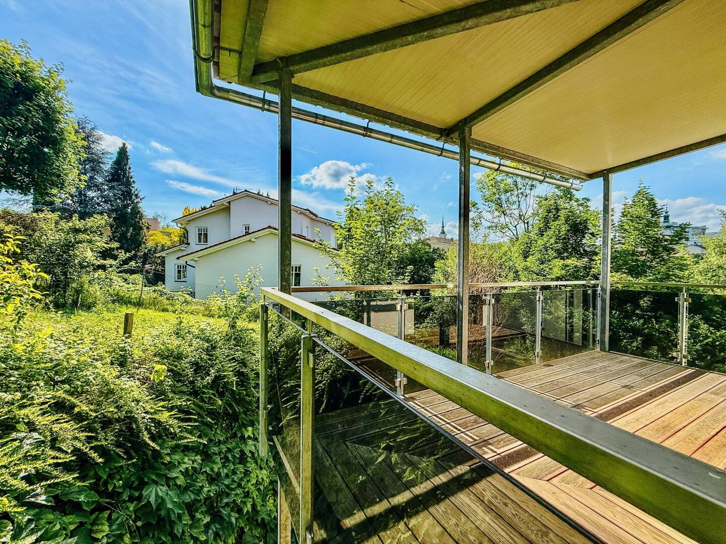 Directly at Leonhardbach at the foot of the Ruckerlberg, southwest corner balcony, exclusive new build, available now, absolute quiet location, Projekt Wohnen while no dash present in title wording? leading to consistent wording; but final title should be as provided, project names preserved.