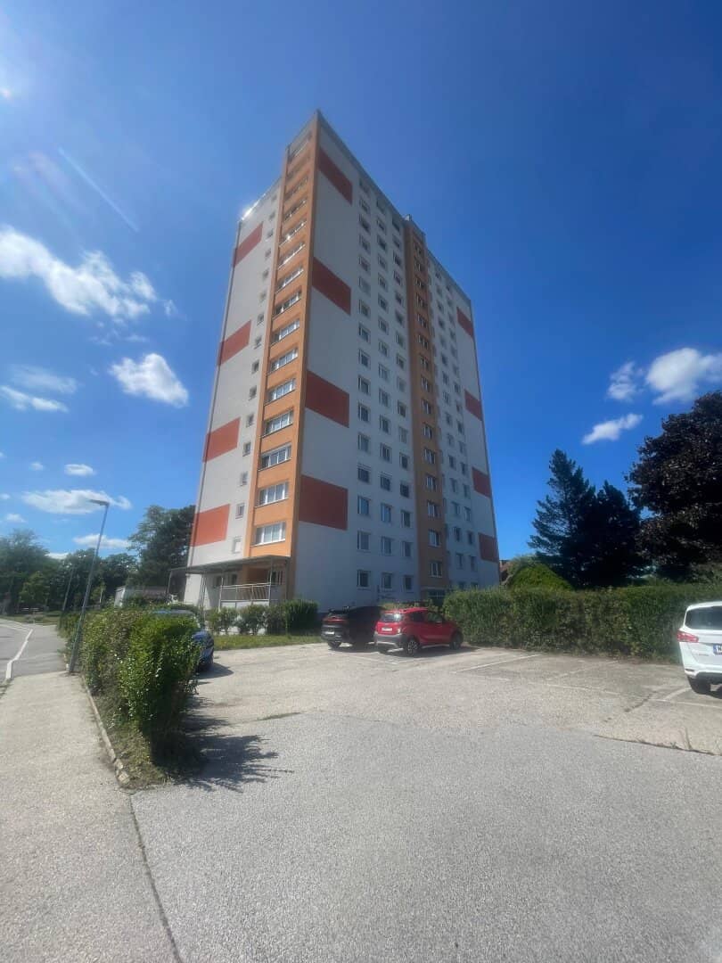 Sanierte 2-Zimmer-Wohnung mit 78 m² im 1. Liftstock – Wiener Neustadt