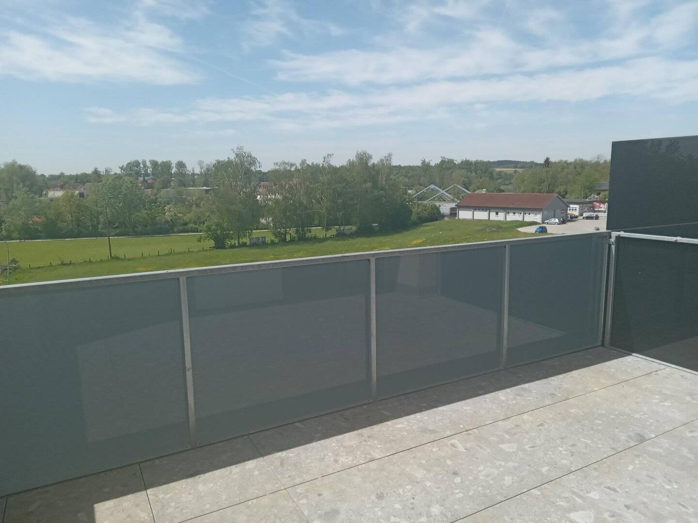 Top 11: modern ausgestattete 3-Zimmer Mietwohnung mit großzügigem Balkon und hochwertig möblierter Küche