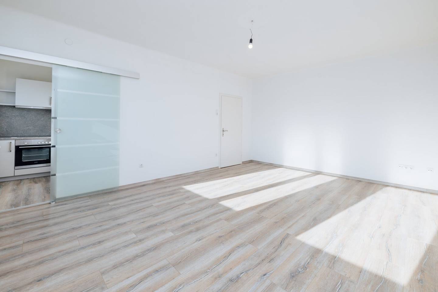 High-quality equipment | Stylish studio apartment | Top location | Bright rooms | Perfect for singles | PROJEKT WOHNEN