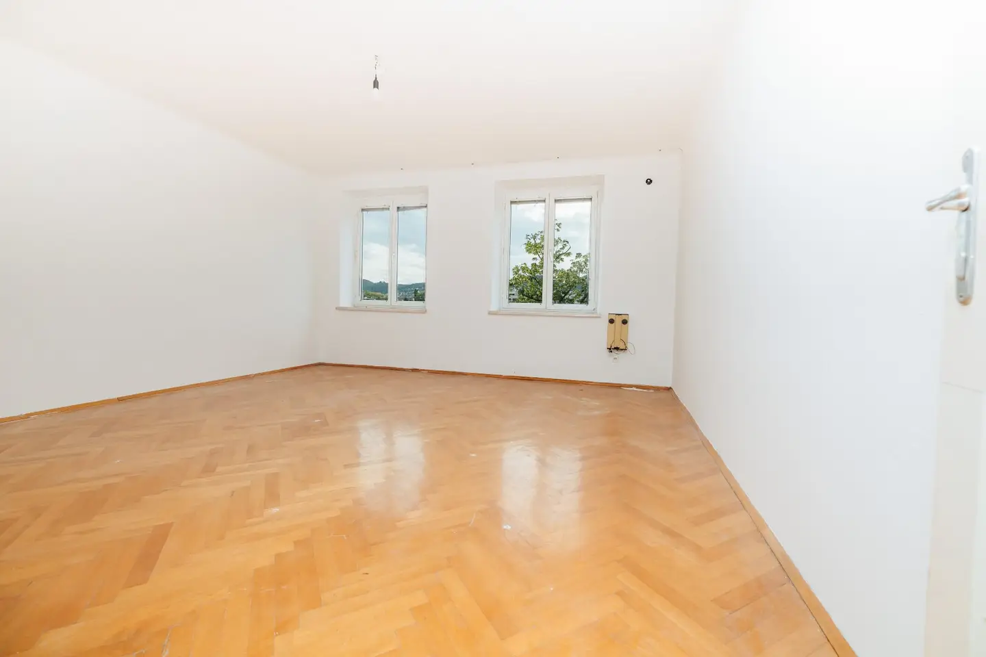 Balcony in central location in a modern layout with a bathtub very bright 2nd floor with elevator carport renovation potential 3 rooms Projekt Wohnen