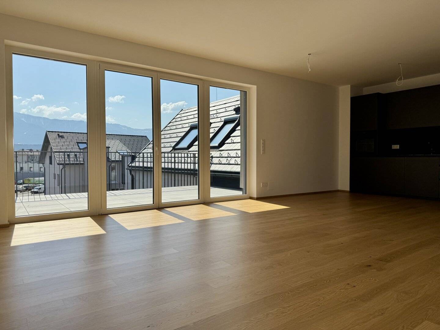90m² penthouse apartment with east, south and west balconies for rent