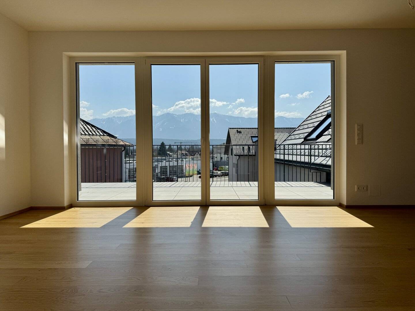 90m² penthouse apartment with east, south and west balconies for rent