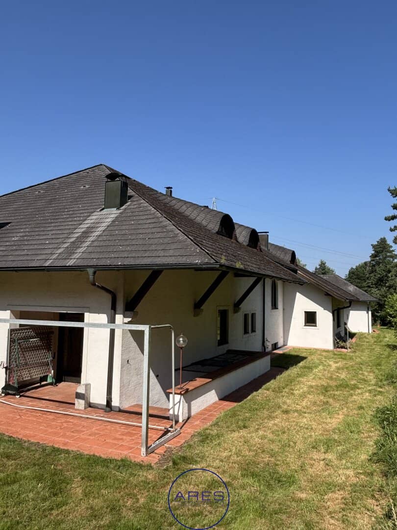 Villa mit Teich in Einzellage mit arrondierten ca. 5,6 ha großen Eigengrund
