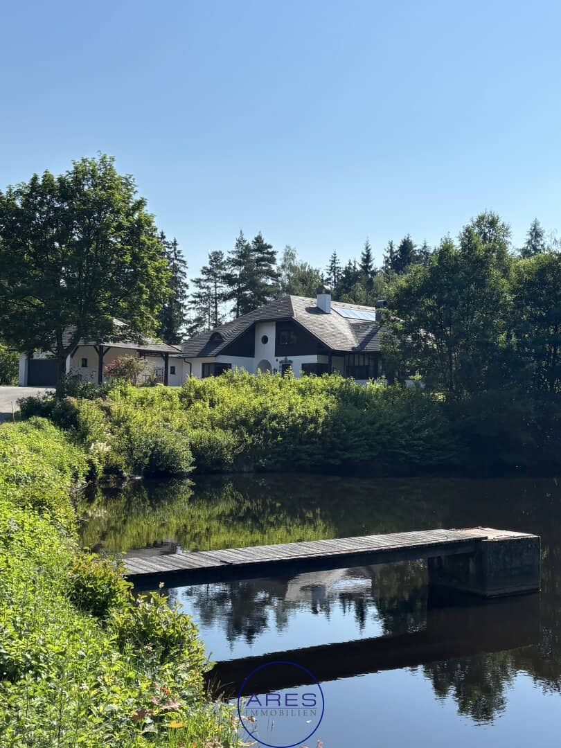 Villa mit Teich in Einzellage mit arrondierten ca. 5,6 ha großen Eigengrund
