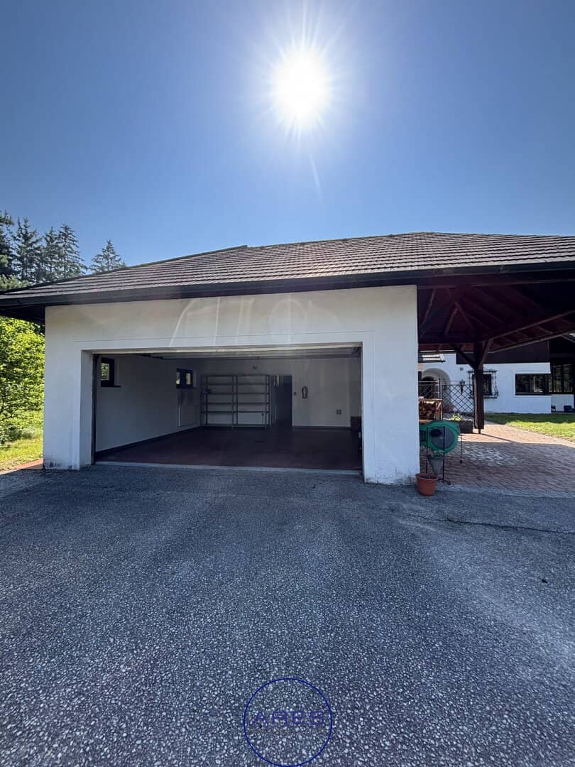 Villa mit Teich in Einzellage mit arrondierten ca. 5,6 ha großen Eigengrund
