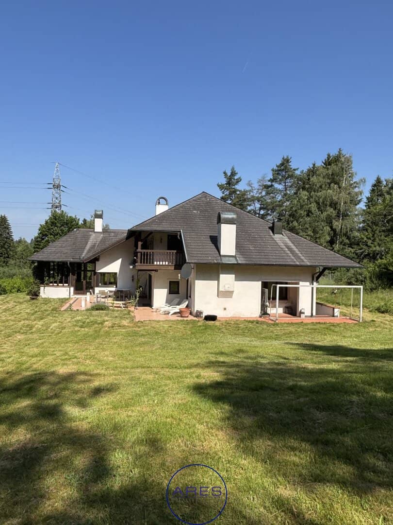 Villa mit Teich in Einzellage mit arrondierten ca. 5,6 ha großen Eigengrund