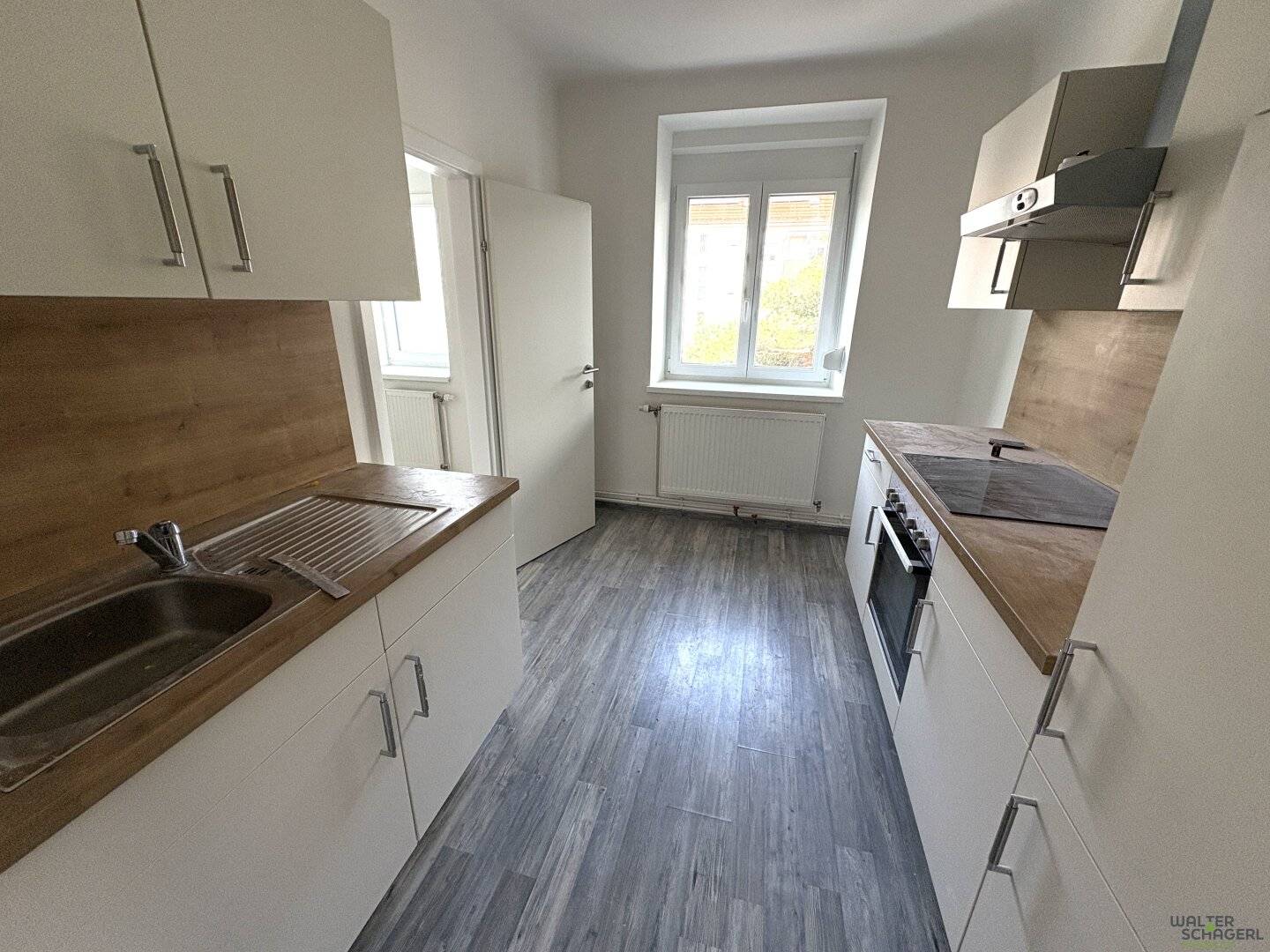 Newly renovated 2-room apartment with a quiet loggia","de":"Neu renovierte 2 Zimmer Wohnung mit ruhiger Loggia"},
