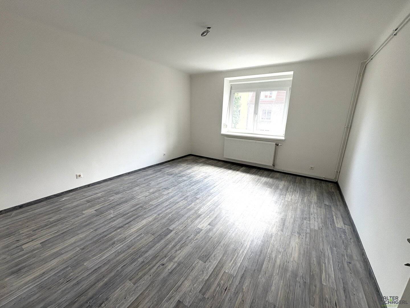 Newly renovated 2-room apartment with a quiet loggia","de":"Neu renovierte 2 Zimmer Wohnung mit ruhiger Loggia"},
