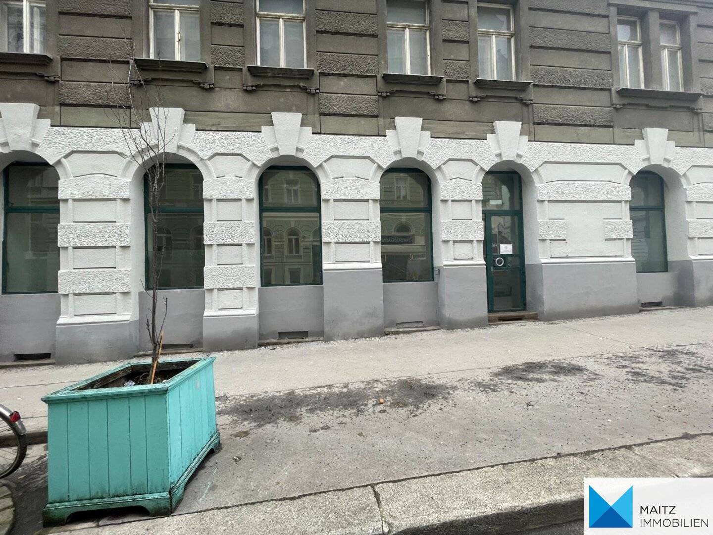 Corner commercial space in a very good location in the 9th district near Volksoper