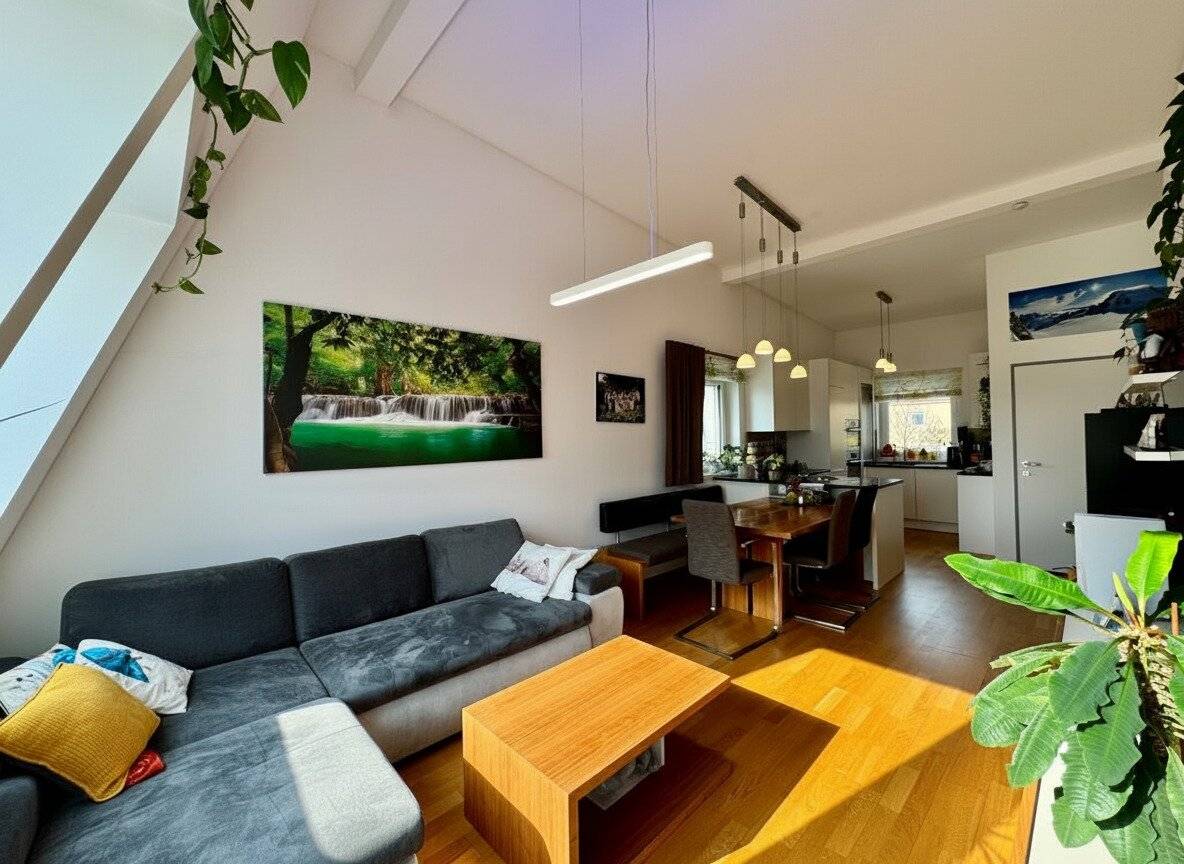 GEPFLEGTE DACHGESCHOSSWOHNUNG  II  HOCHWERTIGE AUSSTATTUNG  II  EINZELGARAGE + FREISTELLPLATZ  II  ZENTRUM KATSDORF