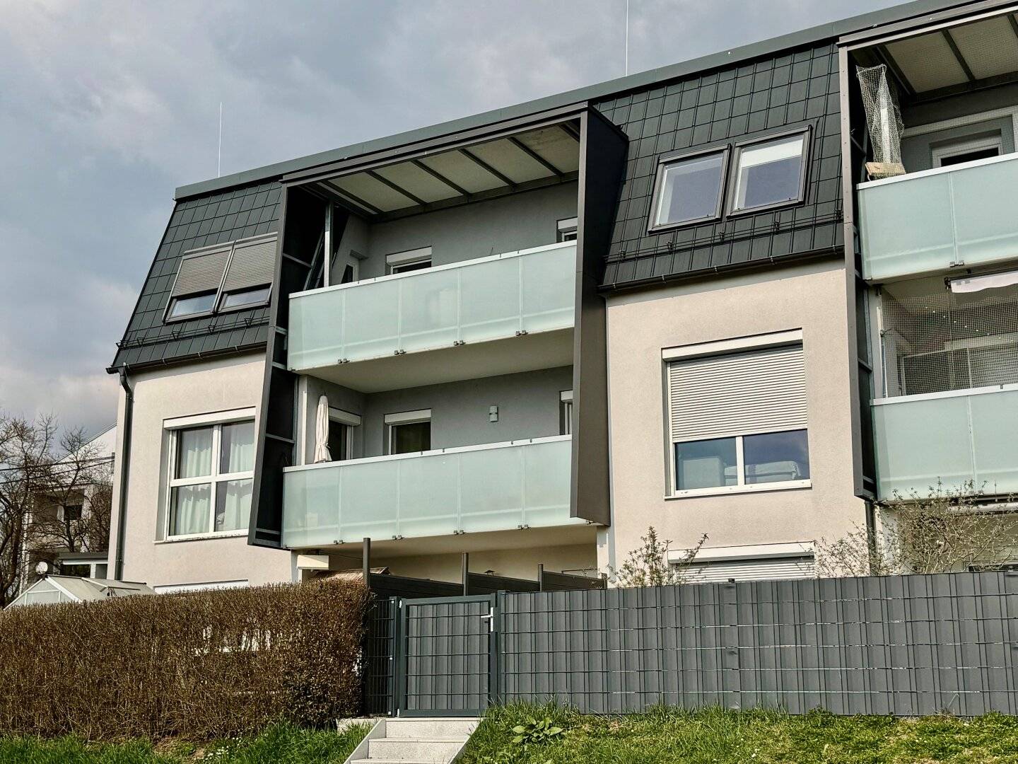GEPFLEGTE DACHGESCHOSSWOHNUNG  II  HOCHWERTIGE AUSSTATTUNG  II  EINZELGARAGE + FREISTELLPLATZ  II  ZENTRUM KATSDORF