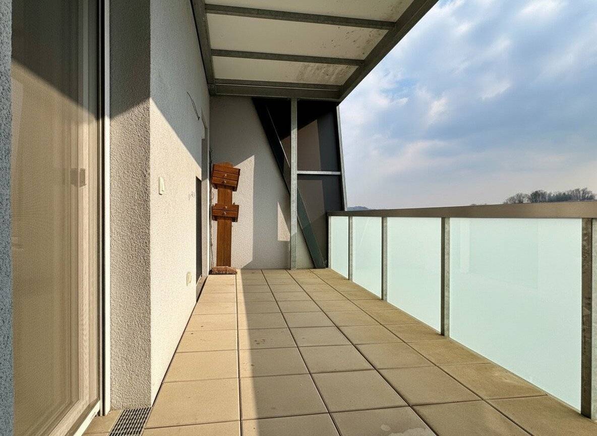 GEPFLEGTE DACHGESCHOSSWOHNUNG  II  HOCHWERTIGE AUSSTATTUNG  II  EINZELGARAGE + FREISTELLPLATZ  II  ZENTRUM KATSDORF