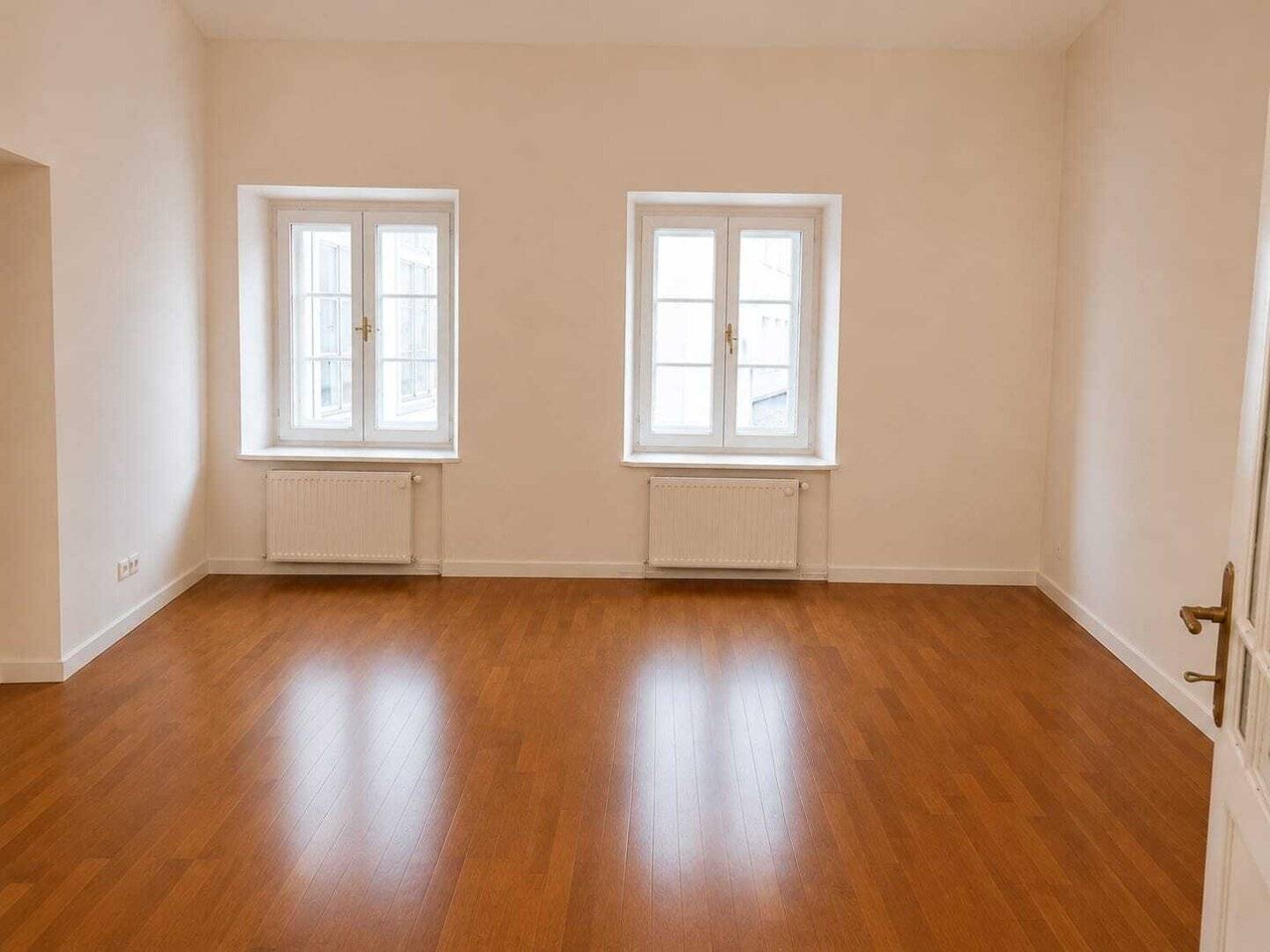 Großzügige/s Altbau Wohnung/Büro mit wunderschönem Gewölbe am Villacher Hauptplatz