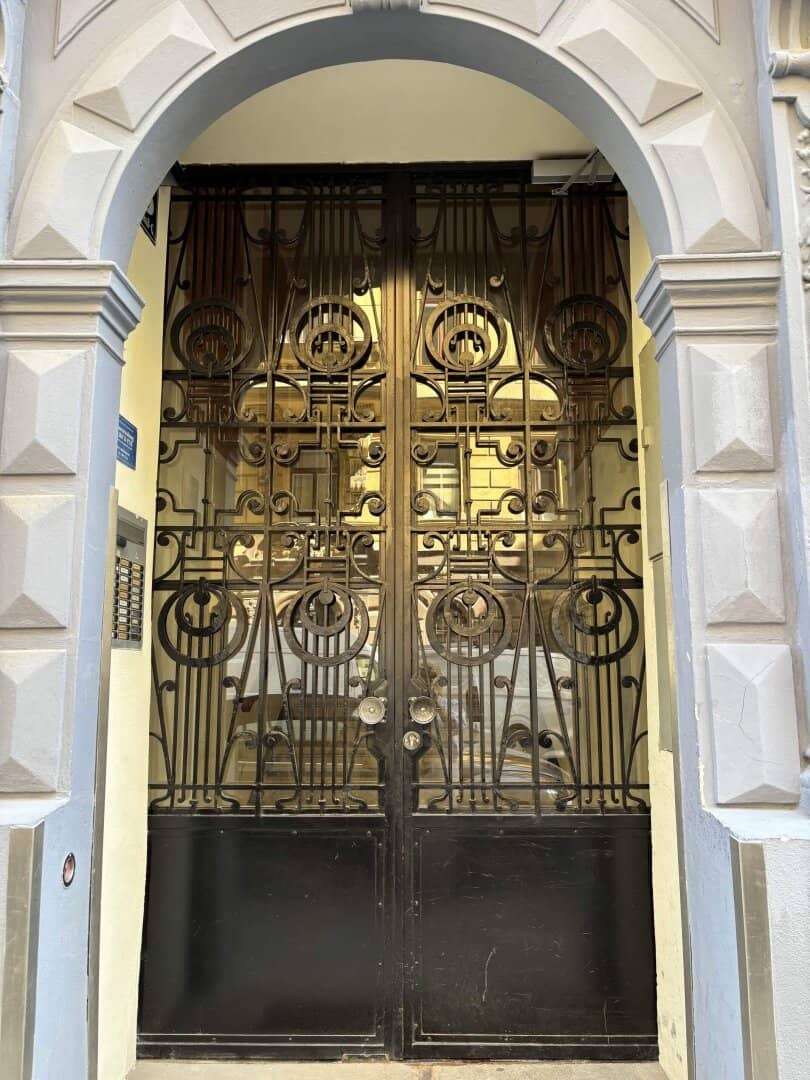 WIEDEN between HAUPTBAHNHOF&amp;INNENSTADT: Pretty, newly renovated 1.5-room old building apartment