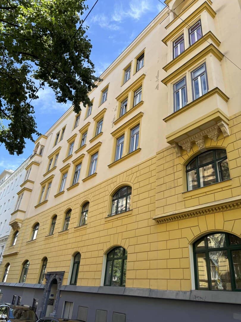WIEDEN between HAUPTBAHNHOF&amp;INNENSTADT: Pretty, newly renovated 1.5-room old building apartment