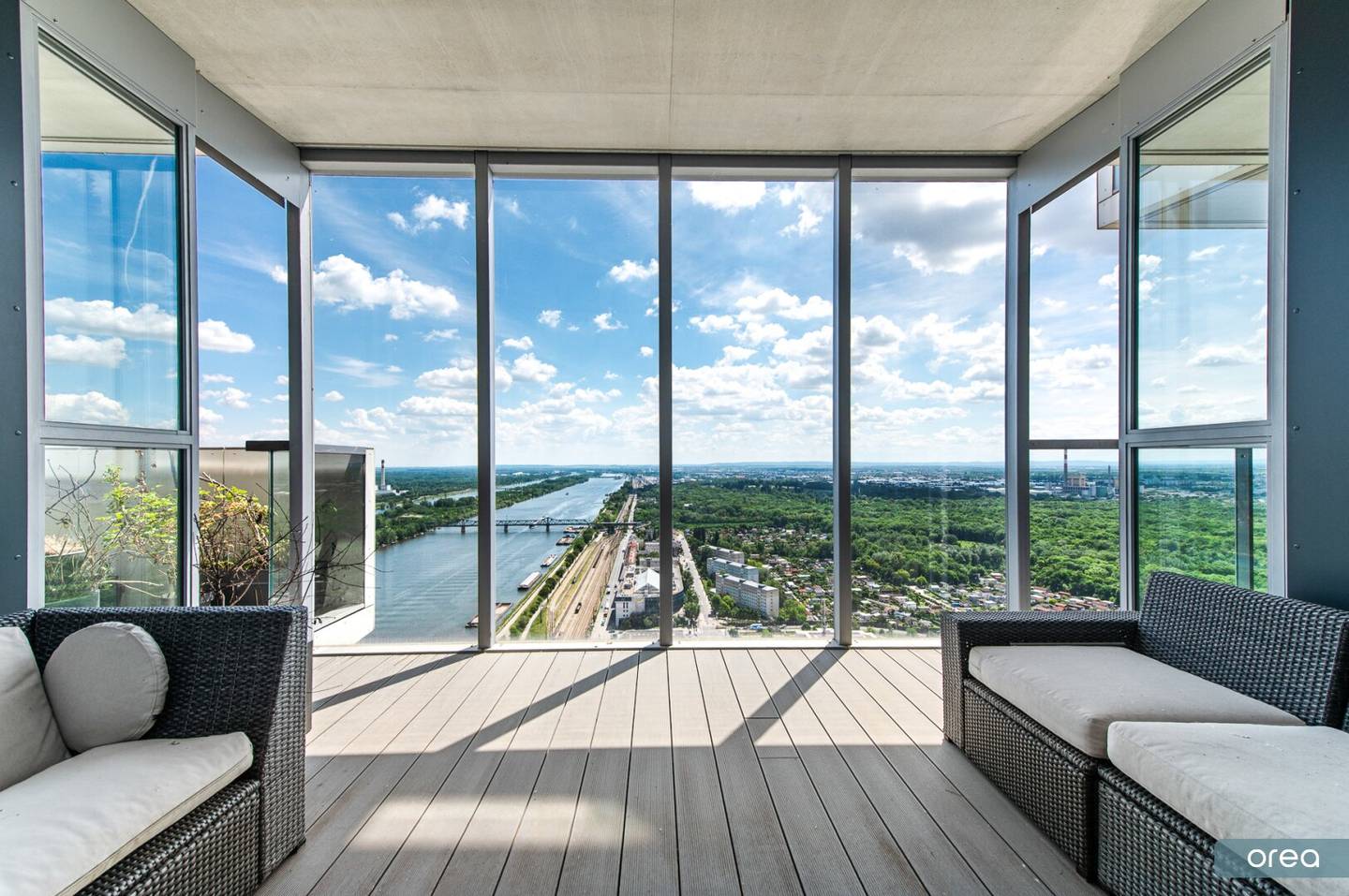 orea | Penthouse in the Marina Tower – Maisonette with roof terrace above the Danube