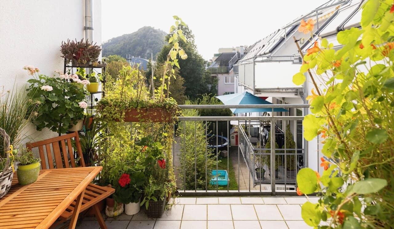 Near the Old Town: Sunny 4-room apartment with terrace and green view