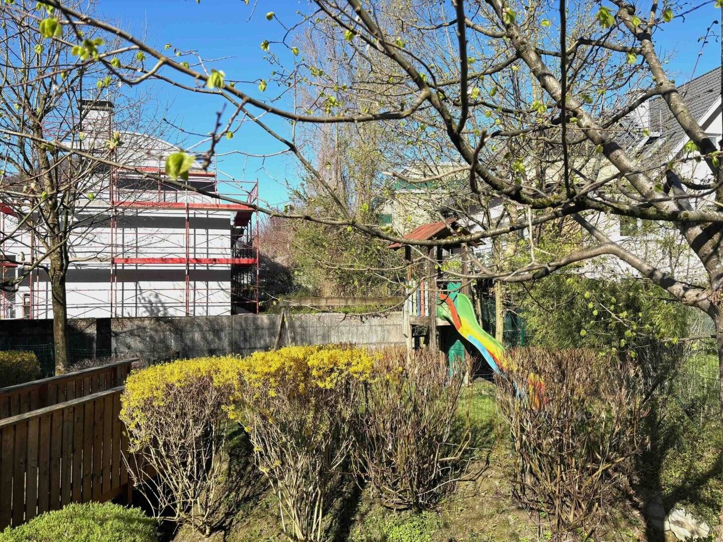 Near the Old Town: Sunny 4-room apartment with terrace and green view