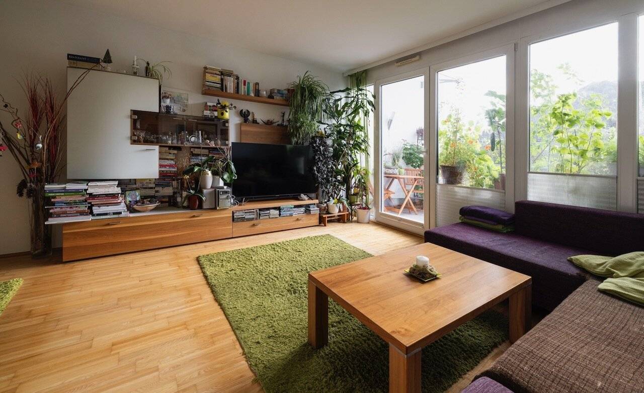 Near the Old Town: Sunny 4-room apartment with terrace and green view
